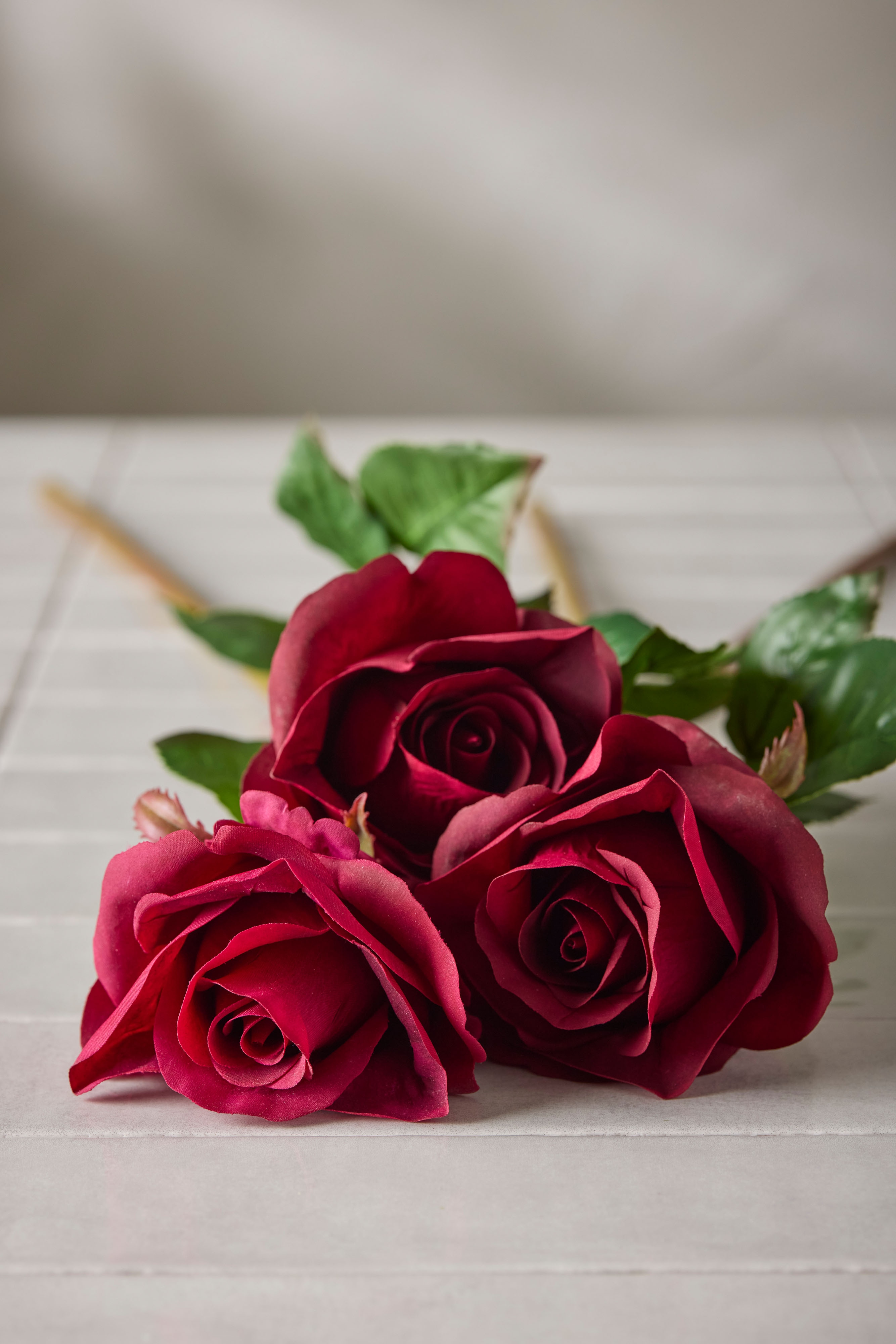 Kunstig burgunderfarget rose 65 cm