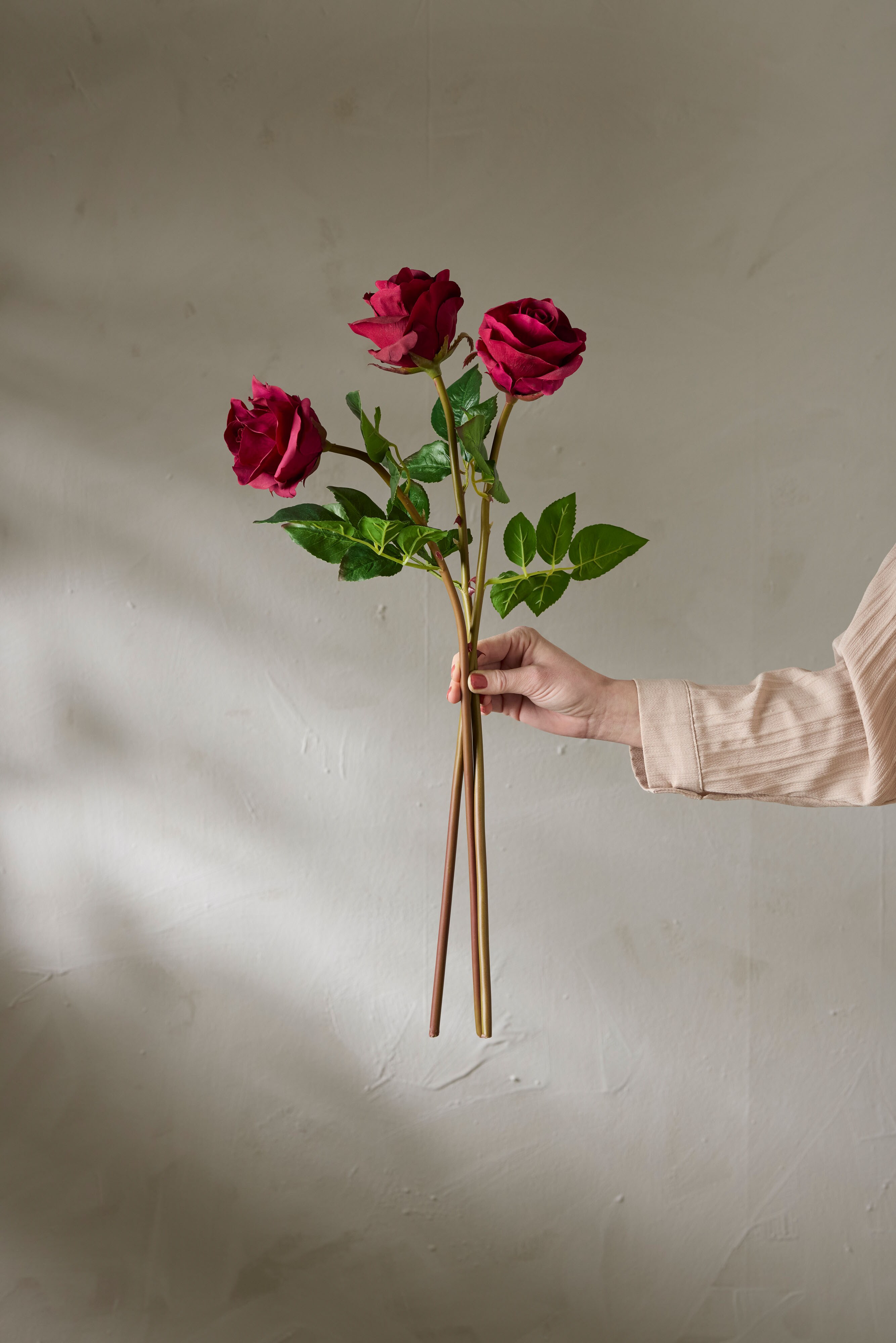 Kunstig burgunderfarget rose 65 cm