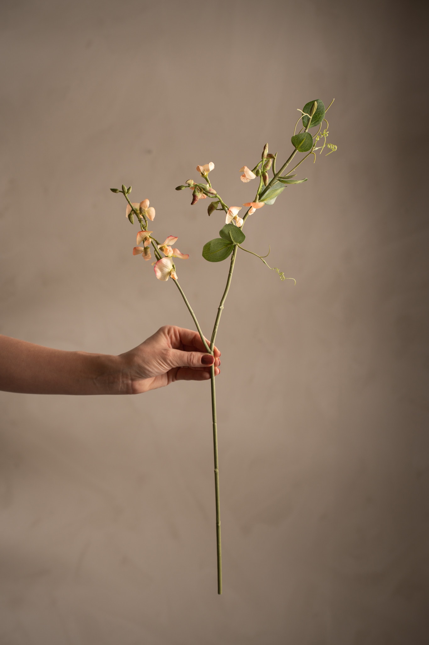 Kunstig ferskenfarget blomsterert 69 cm