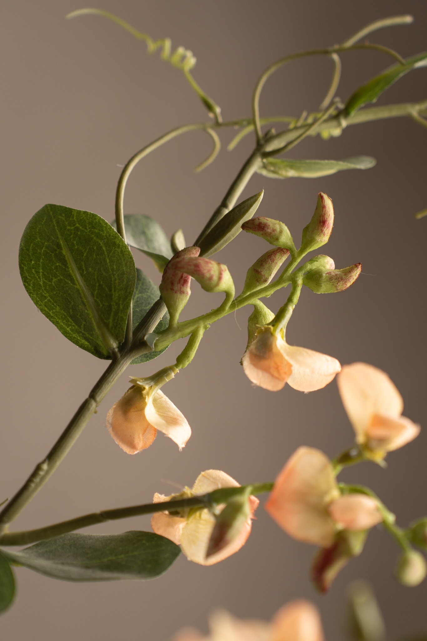 Kunstig ferskenfarget blomsterert 69 cm