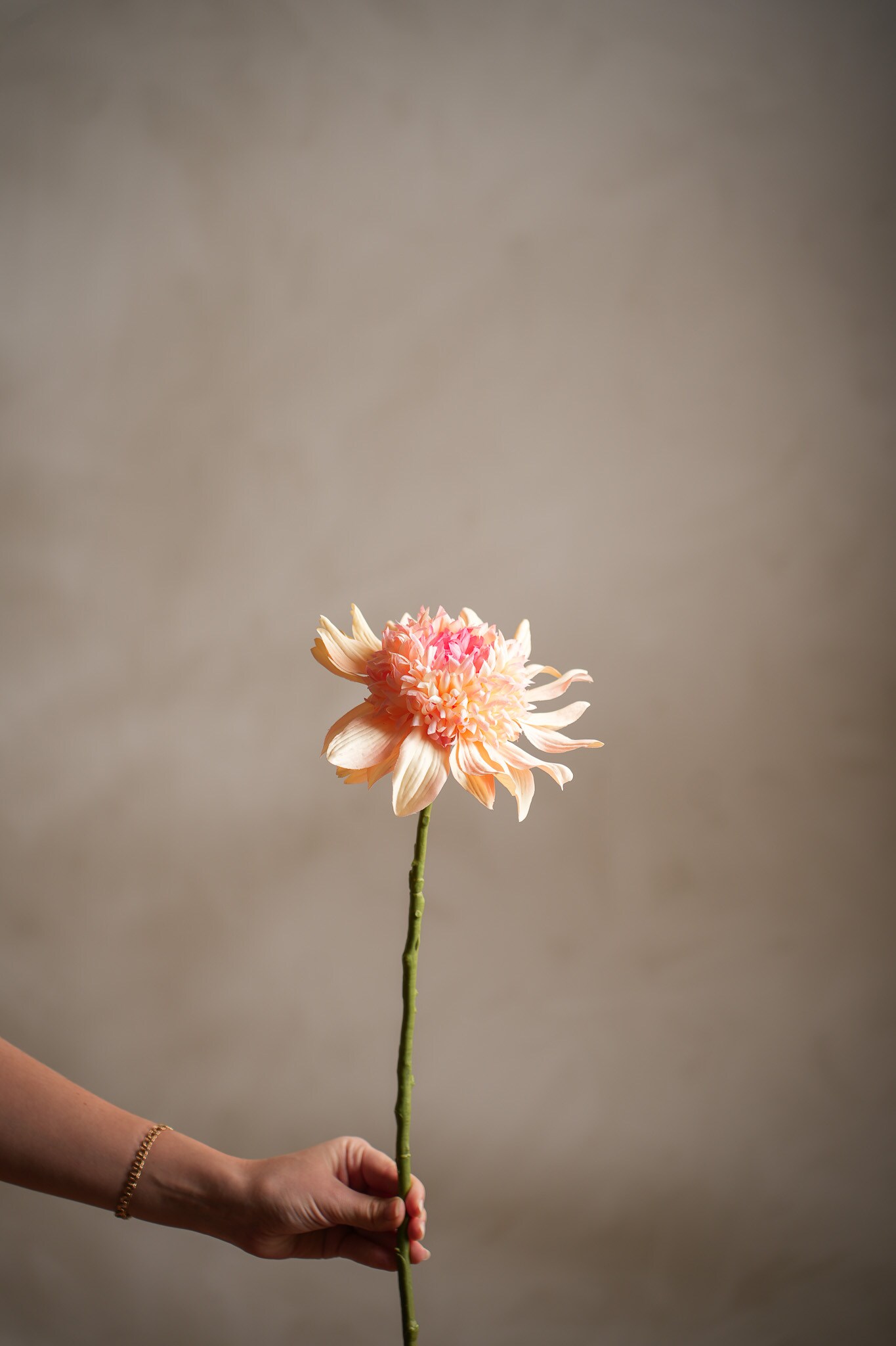 Kunstig ferskenfarget Dahlia 62 cm