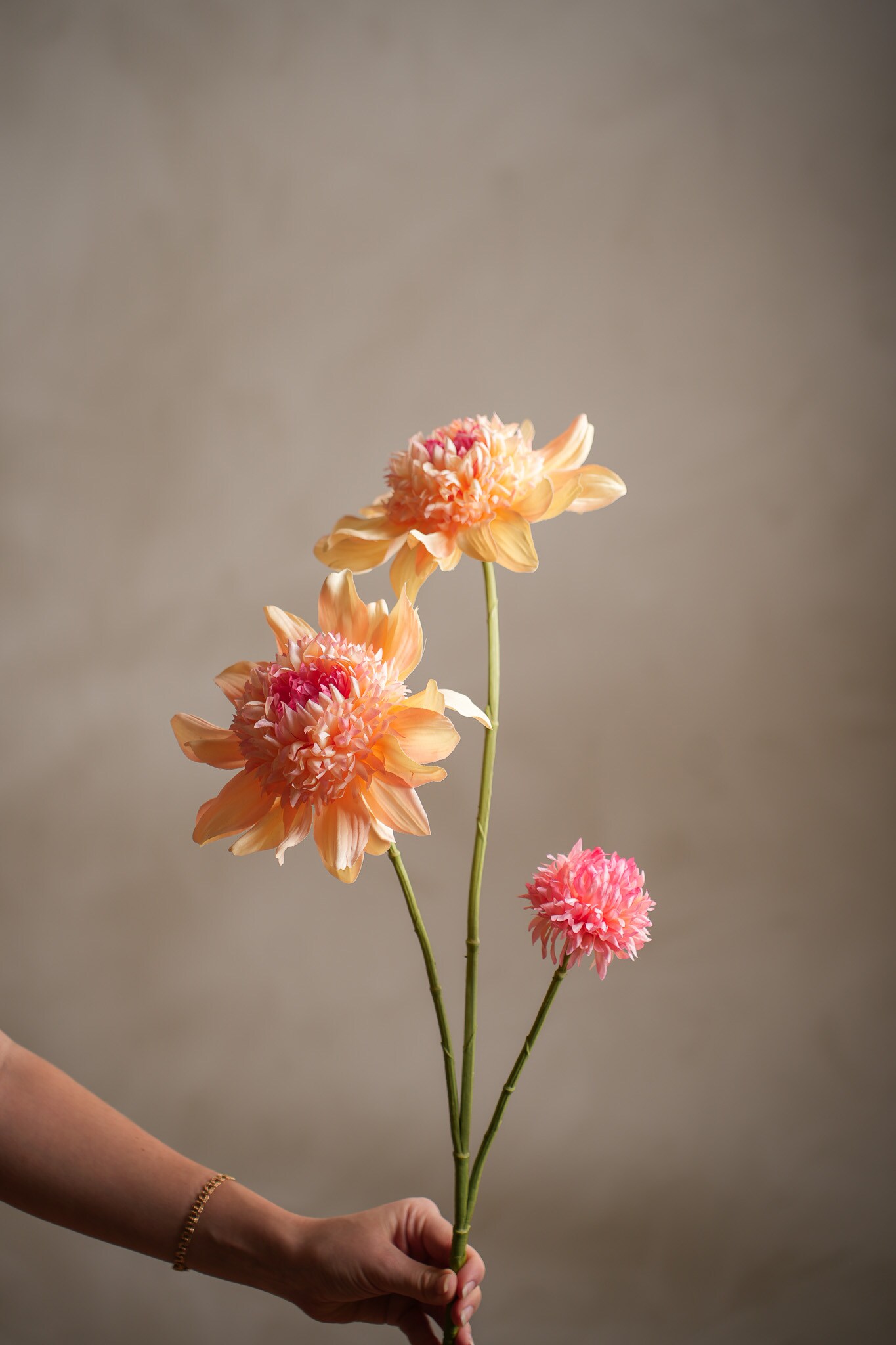 Kunstig ferskenfarget Dahlia 95 cm