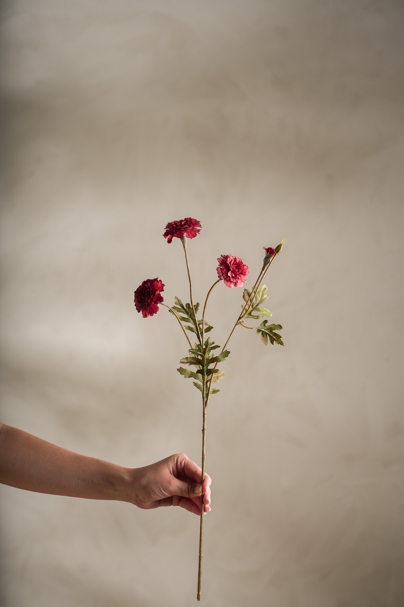 Kunstig rød Tagetes 55 cm