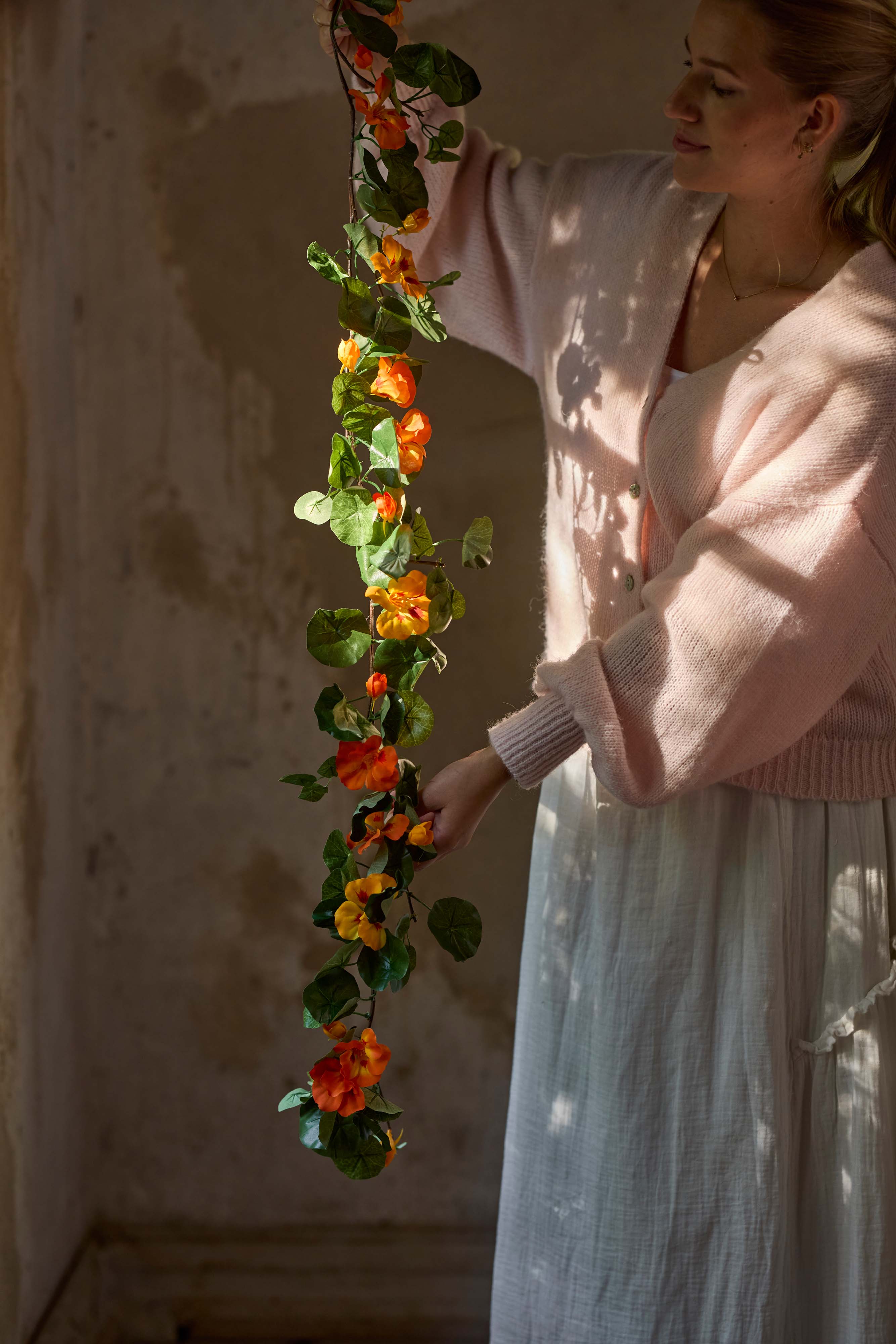 Kunstig oransje blomkarse 120 cm