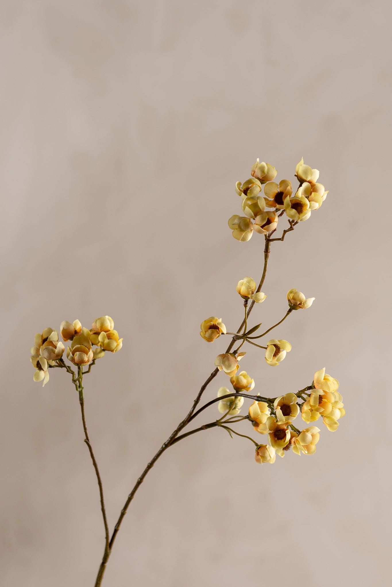 Kunstig gul Ferskenblomst 67cm