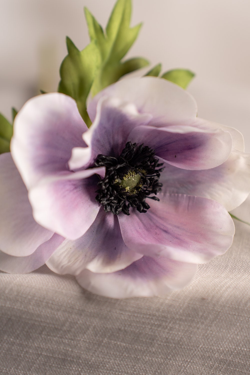 Kunstig blå anemone 43 cm